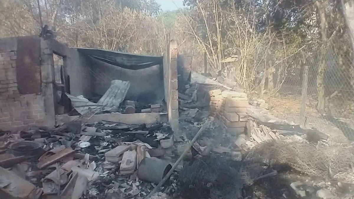 Incendio arrasa con vivienda y vehículo en Zitácuaro; no se reportan víctimas mortales