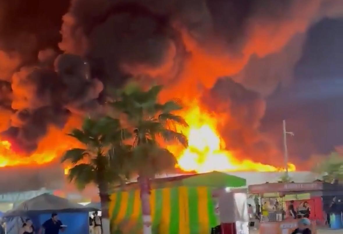 Incendio durante la madrugada en la feria de Tabasco deja cinco personas muertas; abren investigación
