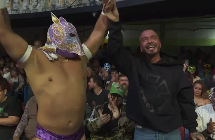 J Balvin vive la adrenalina de la lucha libre mexicana en plena Arena Coliseo junto a Esfinge