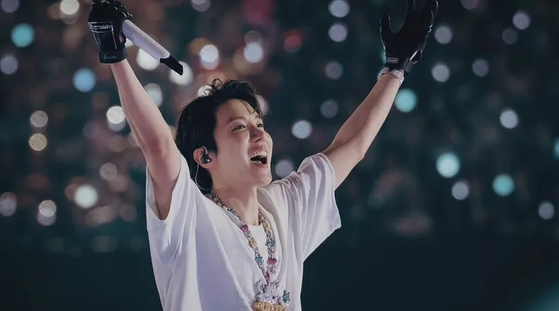 J-Hope abraza su “era mexicana” y se hace viral en TikTok escuchando a Fuerza Regida