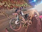 Jóvenes en motocicleta se impactan contra un tractor en Tancítaro