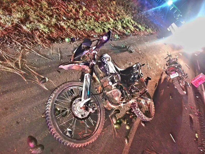 Jóvenes en motocicleta sufren accidente; se impactan contra un tractor en Tancítaro