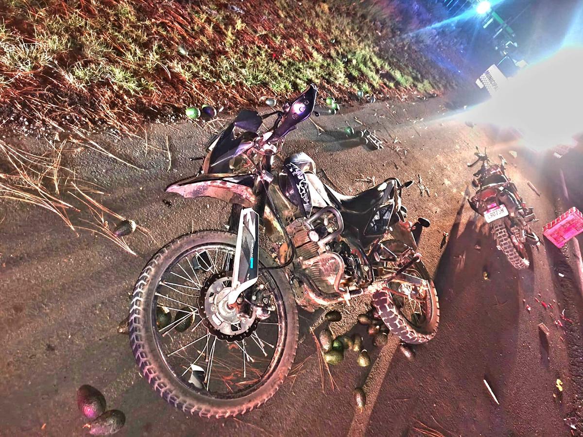 Jóvenes en motocicleta sufren accidente; se impactan contra un tractor en Tancítaro