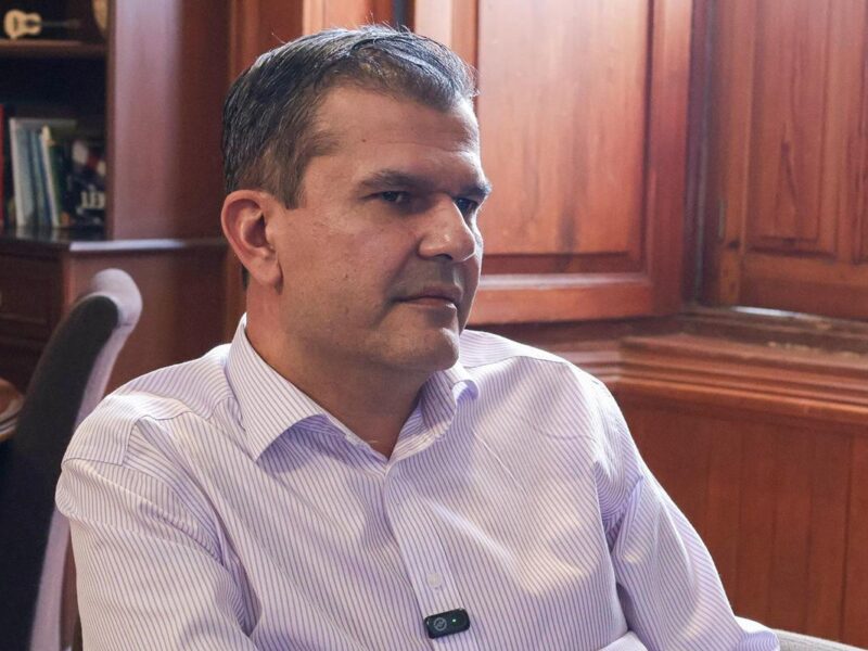 Juan Manzo acusa a Grecia Quiroz de gestionar liberación de escoltas ligados al asesinato de Carlos Manzo