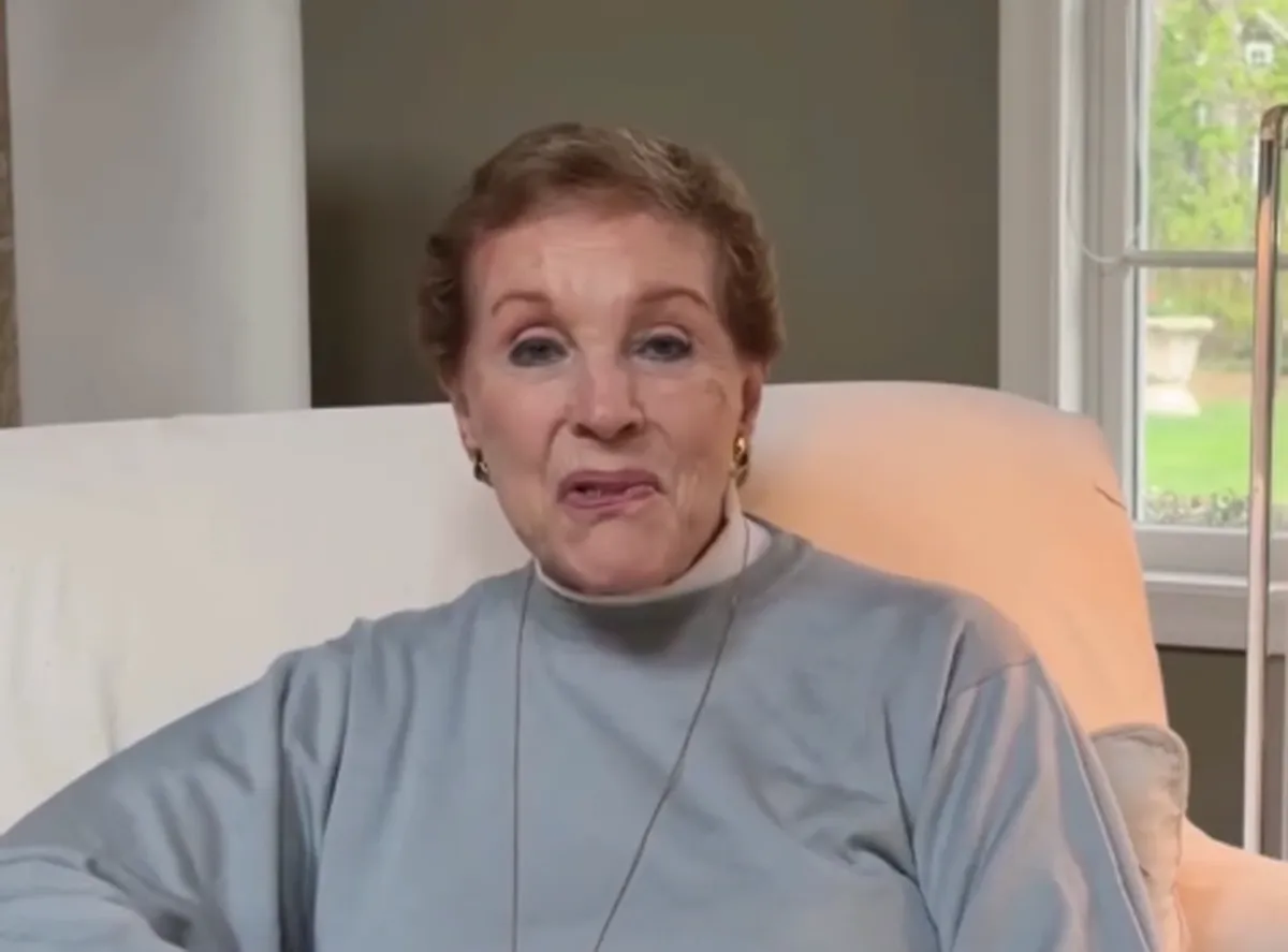 Julie Andrews, 90 años, conmueve al mundo con rara aparición por el Parkinson en el Congreso Mundial 2026