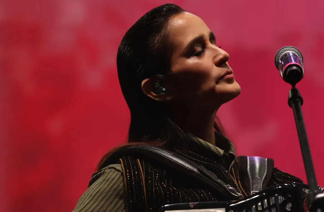 Julieta Venegas revela que necesitó terapia para escribir su libro y habla de la culpa por ser mamá y cantante