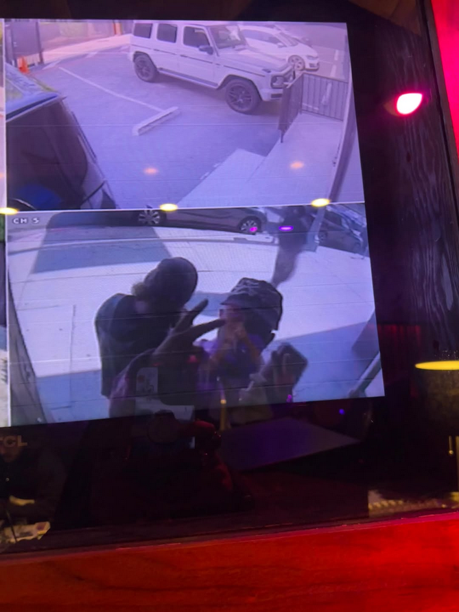 Karol G provoca shock entre fans: aseguran que Feid reapareció en sus fotos-1