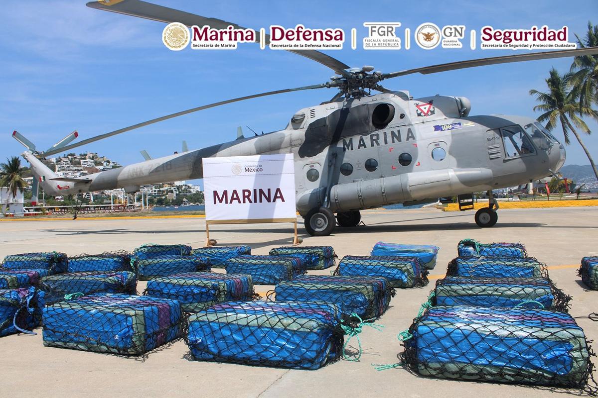 Marina incauta 26 bultos con presunta cocaína y detiene a dos extranjeros en costas de Guerrero
