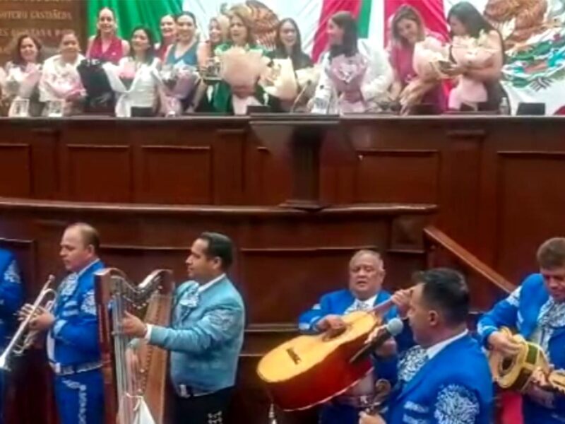 Más allá del discurso feminista, diputadas se dejan “apapachar” con mariachi por Baltazar Gaona