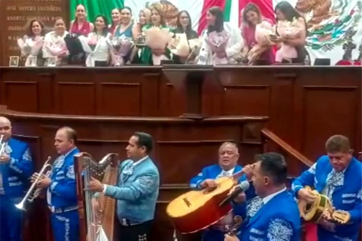 Más allá del discurso feminista, diputadas se dejan “apapachar” con mariachi por Baltazar Gaona