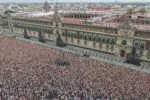 BTS llena el Zócalo en su visita a Palacio Nacional