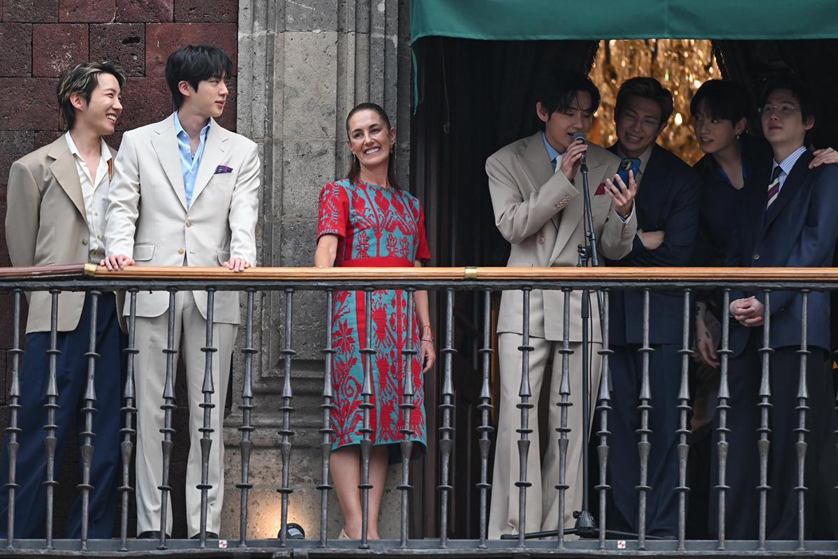 Más de 50 mil fans abarrotan el Zócalo para ver a BTS durante su visita a Palacio Nacional-2
