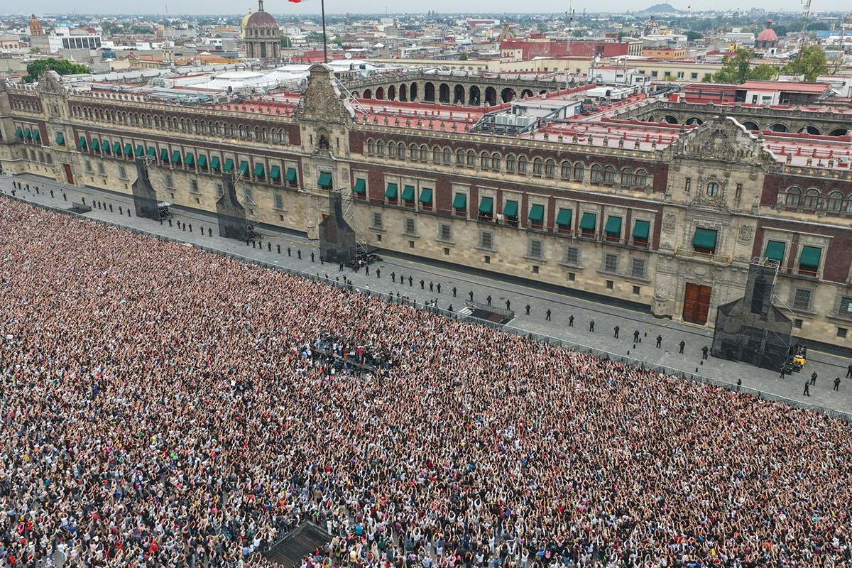 Más de 50 mil fans abarrotan el Zócalo para ver a BTS durante su visita a Palacio Nacional