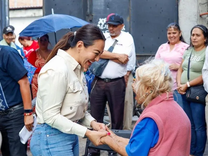 Mónica Valdez escucha a vecinos de la colonia Anáhuac y se compromete a seguir mejorando servicios básicos
