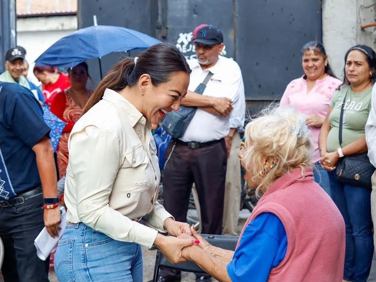 Mónica Valdez escucha a vecinos de la colonia Anáhuac y se compromete a seguir mejorando servicios básicos