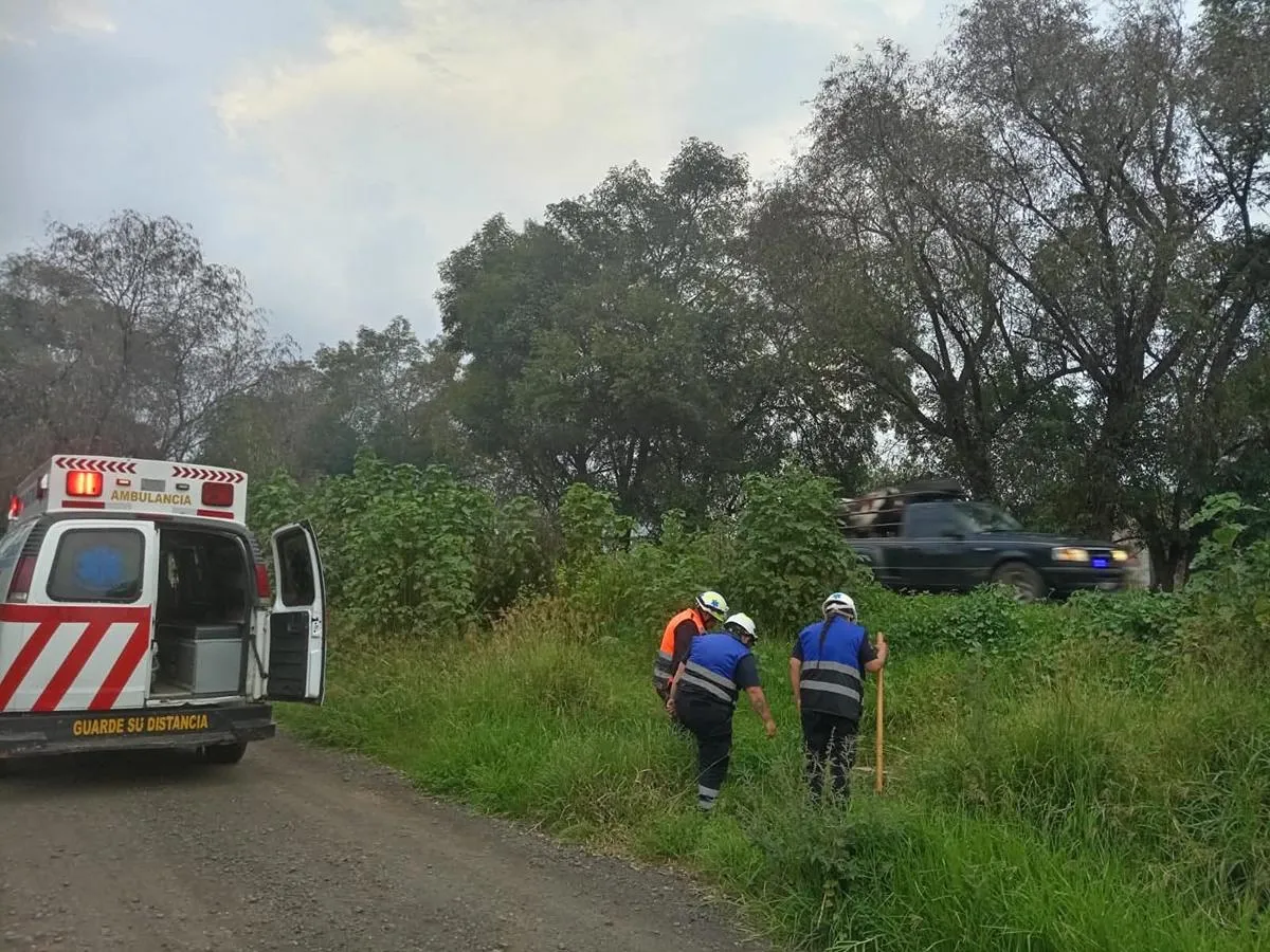 Motociclista derrapa, cae a un arroyo y muere en Huiramba, Michoacán
