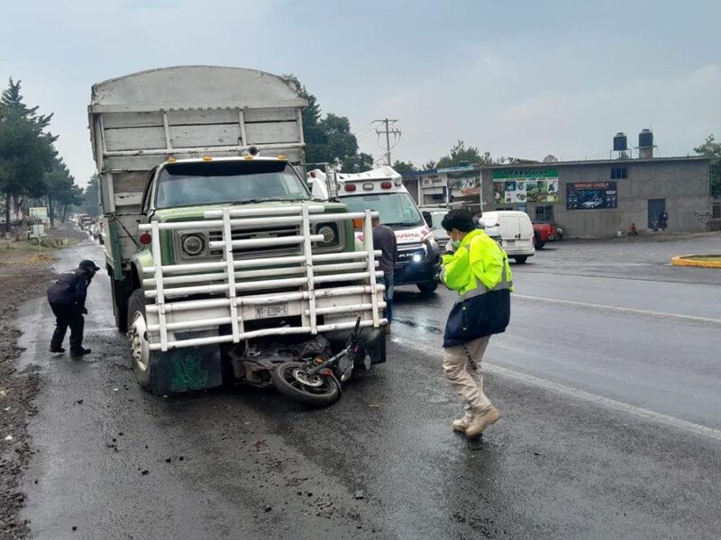 Motociclista pierde la vida tras choque con tractocamión en Salvador Escalante