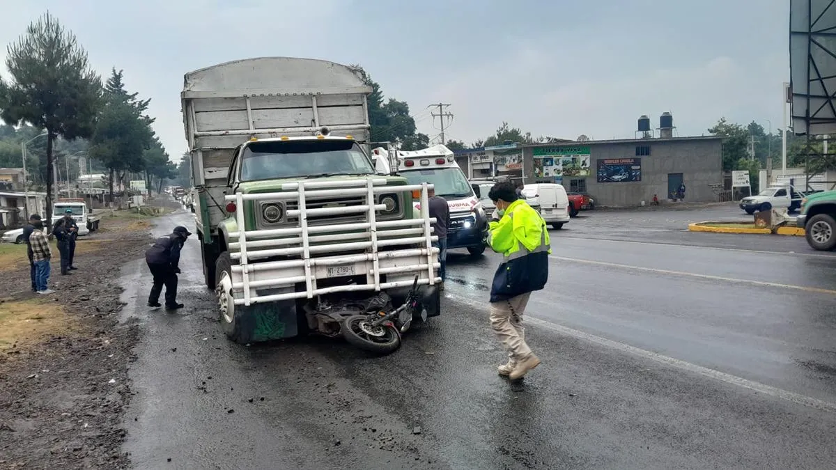 Motociclista pierde la vida tras choque con tractocamión en Salvador Escalante
