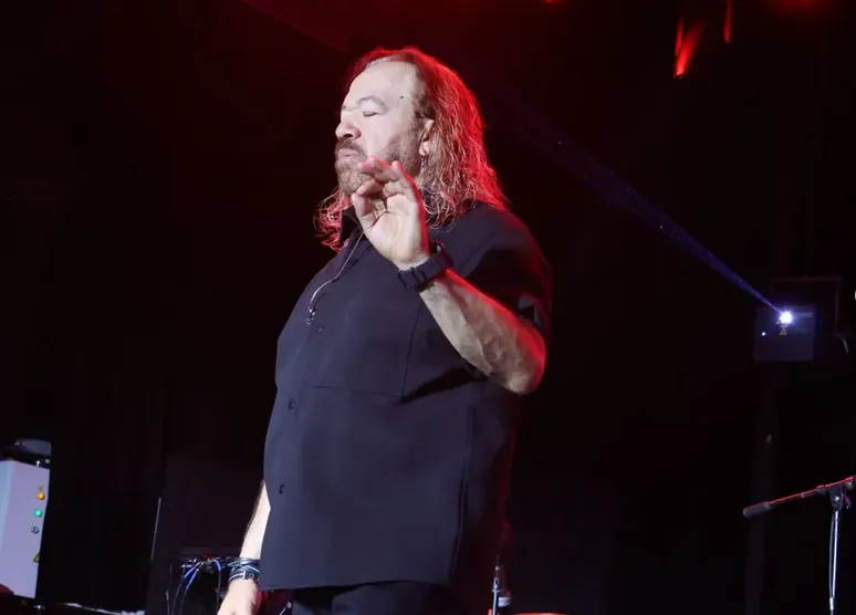 “¡No te lo voy a permitir!”: Vocalista de Los Acosta estalla contra fan que le aventó una texana en pleno show