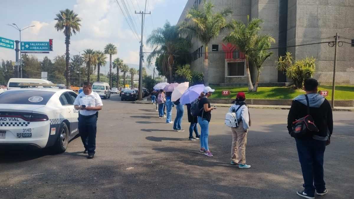 Normalistas bloquean Libramiento Sur y Siervo de la Nación en Morelia