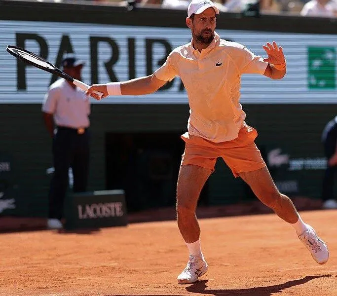 Novak Djokovic avanzó a 3ª ronda de Roland Garros e impone récord