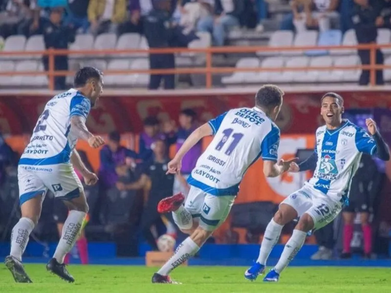 Pachuca toma ventaja ante Pumas en una agridulce semifinal
