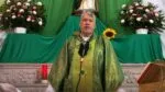 “Se dedican nomás a robar”: Padre Pistolas arremete contra políticos y los manda “a chingar su madre”