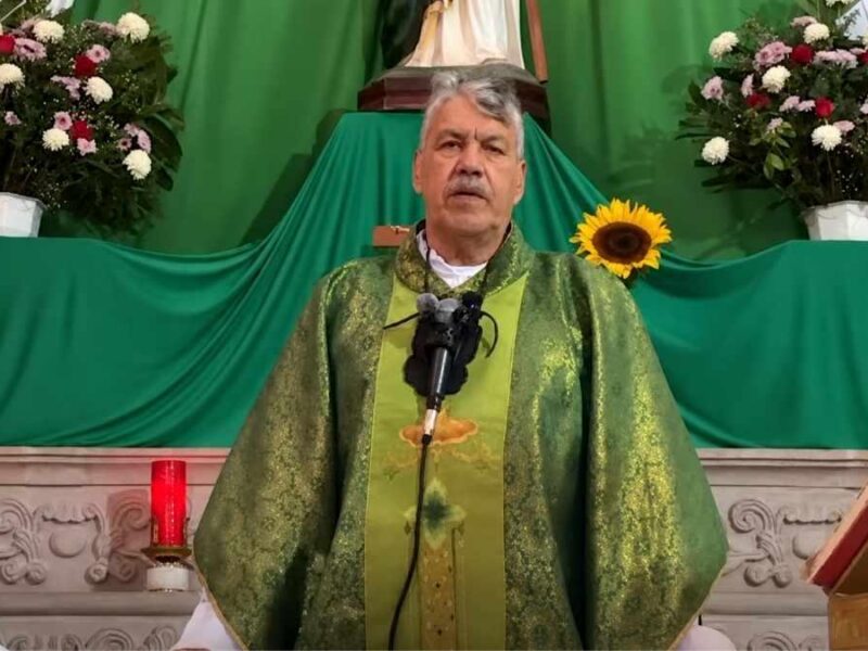 Padre Pistolas arremete contra políticos "se dedican nomás a robar"