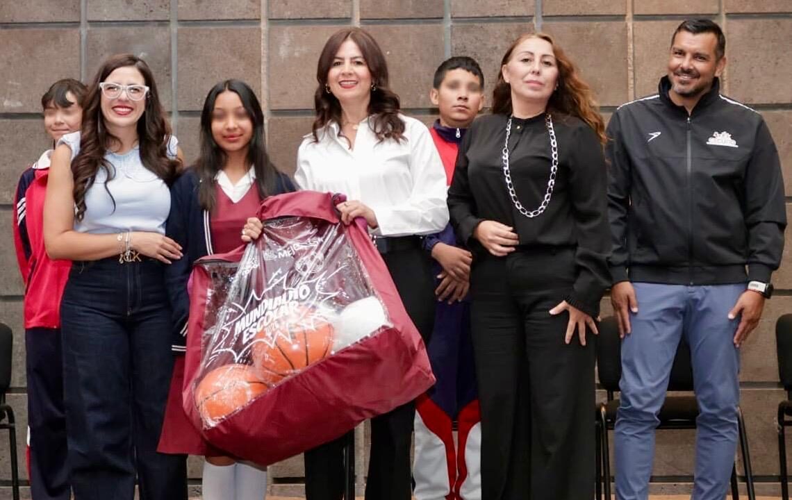 Paz y bienestar, con histórica entrega de material deportivo: Gabriela Molina