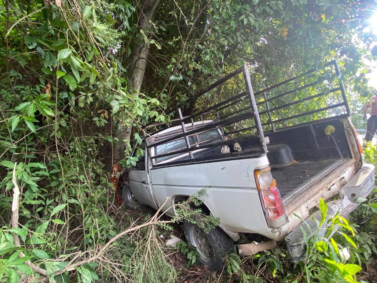 Pierde el control de su camioneta y resulta lesionado en carretera de Zitácuaro, Michoacán