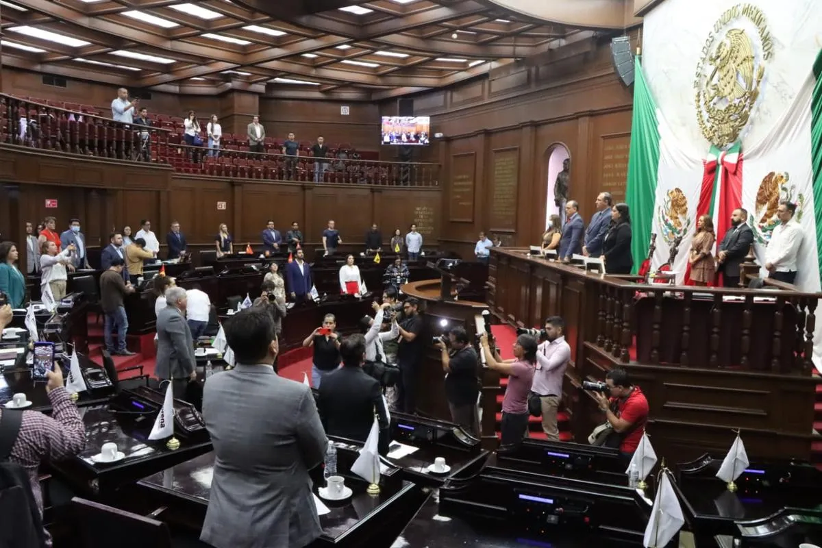 Por caso Pómaro, guarda Congreso un minuto de silencio sin exigencia por seguridad
