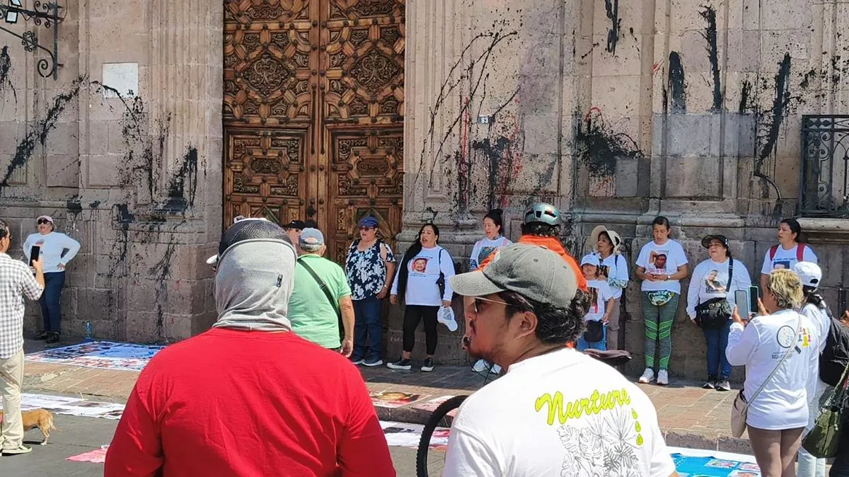 Protestan madres buscadoras en Palacio de Gobierno en Michoacán: buscan a 400 desaparecidos