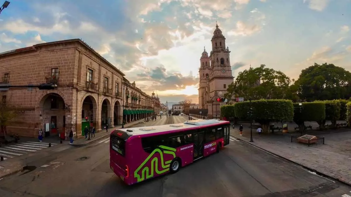 Proyecta Bedolla ampliación de la ruta del Morebús hasta el Mercado Independencia