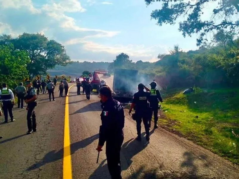 Queman camioneta de paquetería en la carretera El Correo–Quiroga, Lagunillas