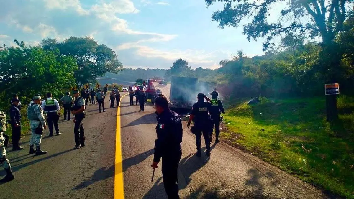 Queman camioneta de paquetería en la carretera El Correo–Quiroga, Lagunillas