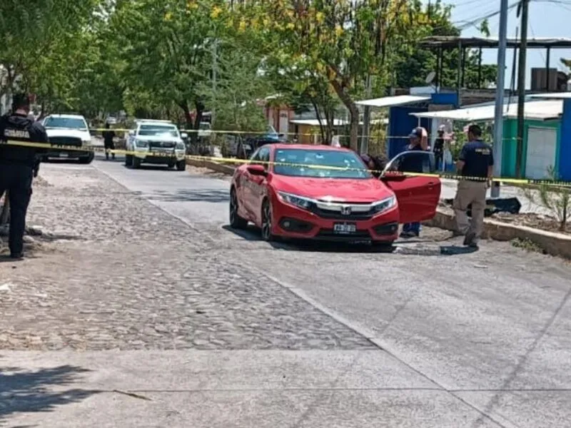 Rafaguean vehículo en calles de Apatzingán; se reportan solo daños materiales