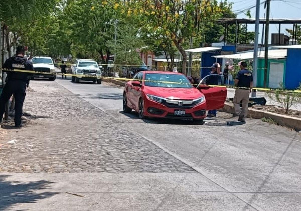 Rafaguean vehículo en calles de Apatzingán; se reportan solo daños materiales