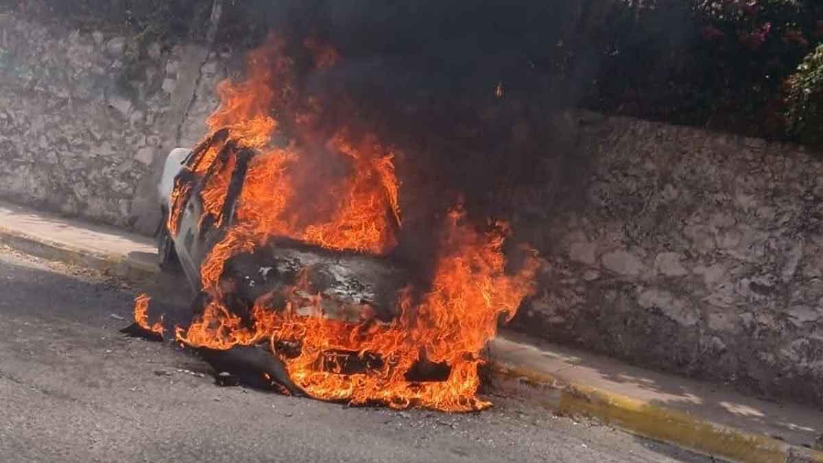 Reportan taxi incendiado en inmediaciones del Lienzo Charro de Zitácuaro