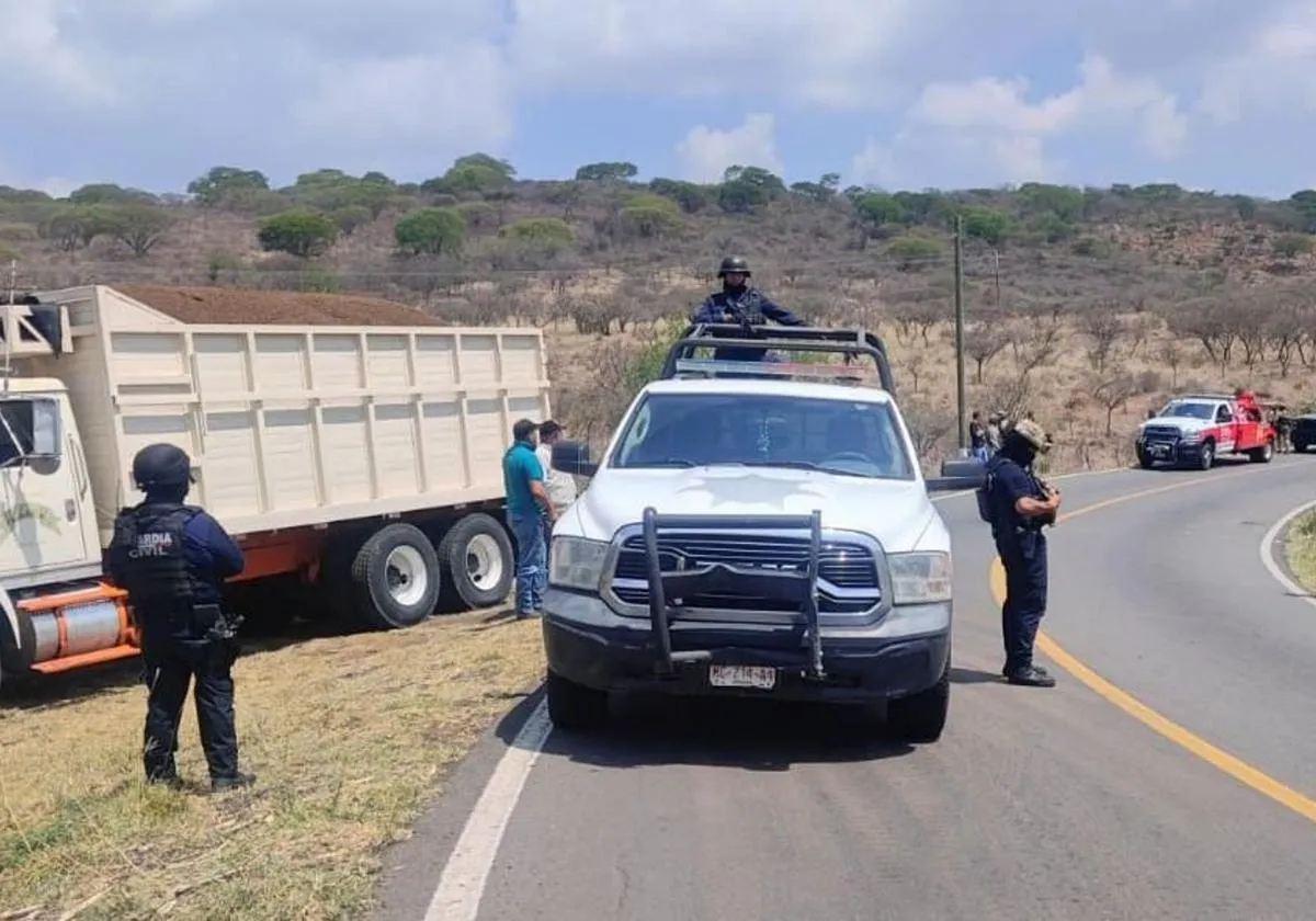 Restablece Guardia Civil libre tránsito tras bloqueo carretero en Cotija-1