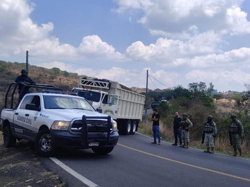 Restablece Guardia Civil libre tránsito tras bloqueo carretero en Cotija