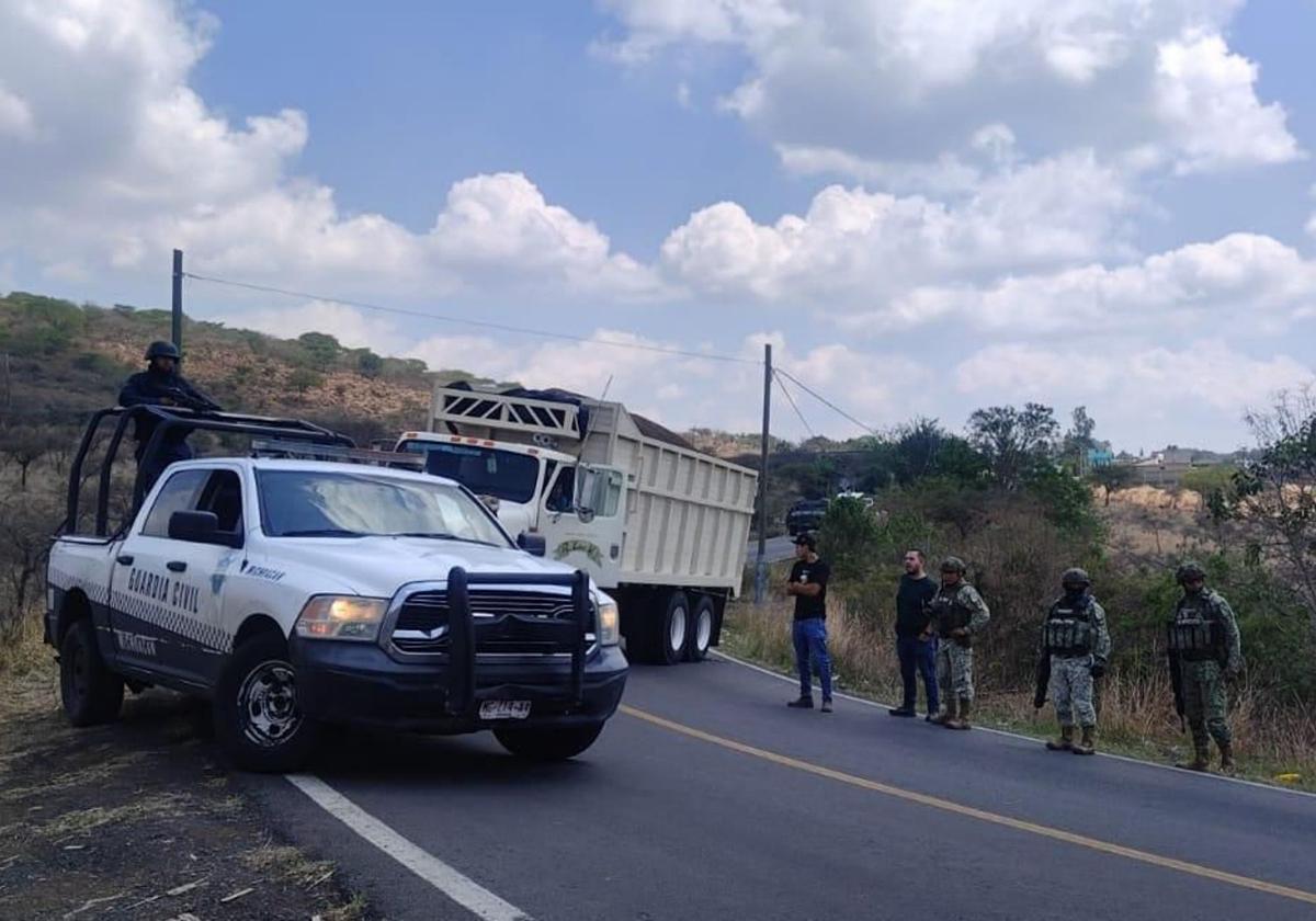 Restablece Guardia Civil libre tránsito tras bloqueo carretero en Cotija