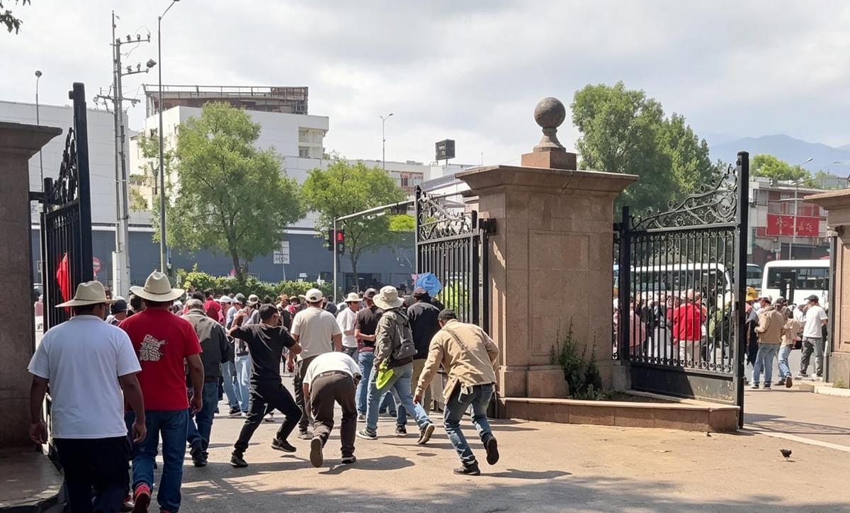rompen Comuneros cerco policiaco y toman accesos de Casa Michoacán