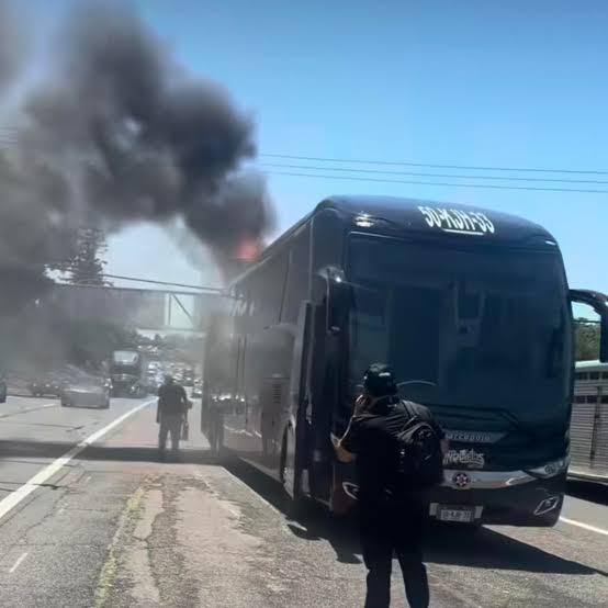 se incendia camión de la banda Los Inquietos del Norte camino a Salt Lake City