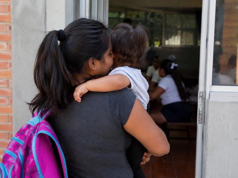 Son madres 5.2% de adolescentes mexicanas antes de los 20 años