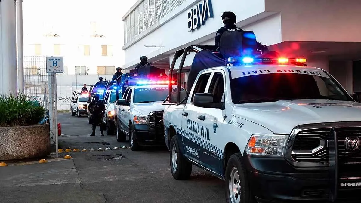 Sujeto armado roba 1.8 millones de pesos de Banco BBVA en Morelia