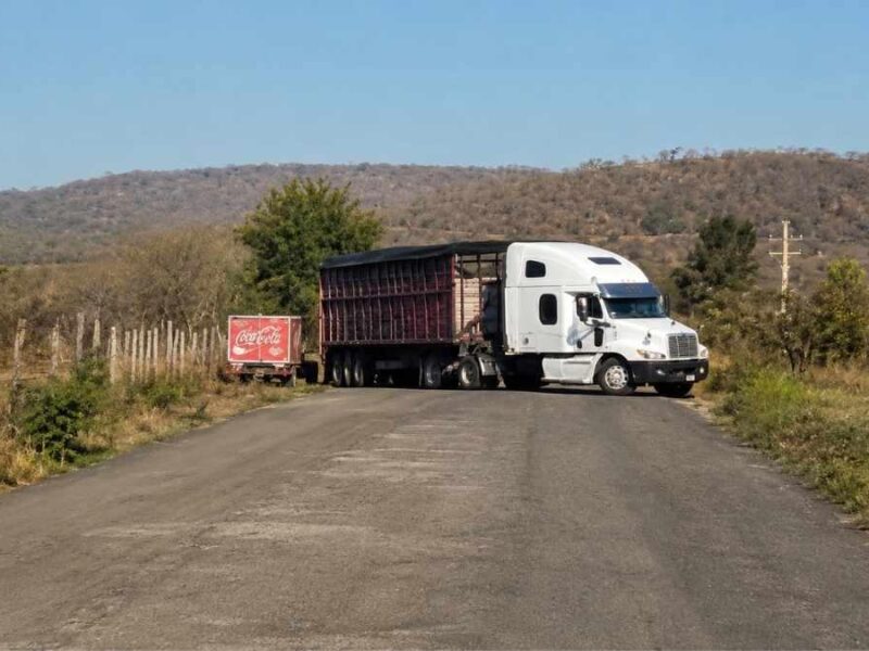 Sujetos armados bloquean carretera Jacona–Jiquilpan con vehículos robados y ponchallantas