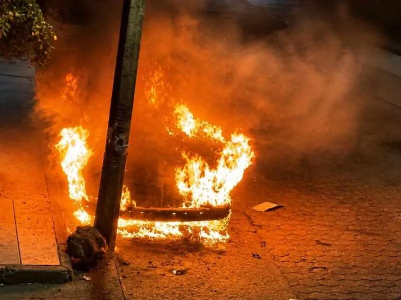 Sujetos queman vehículo en colonia San Juan Evangelista de Uruapan