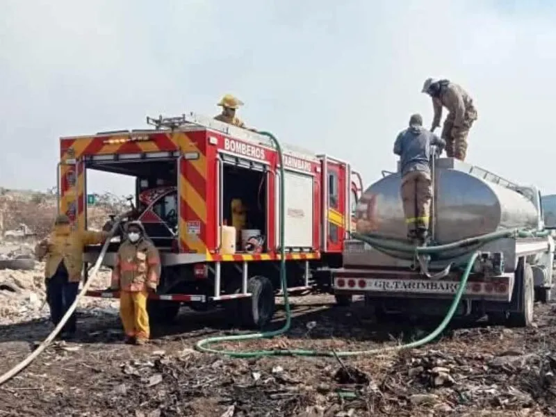 trabajan para sofocar un incendio en basurero de Tarímbaro