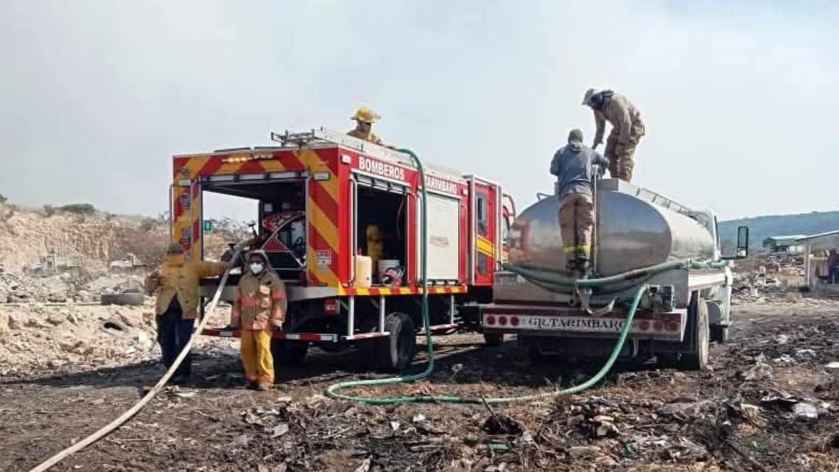 trabajan para sofocar un incendio en basurero de Tarímbaro