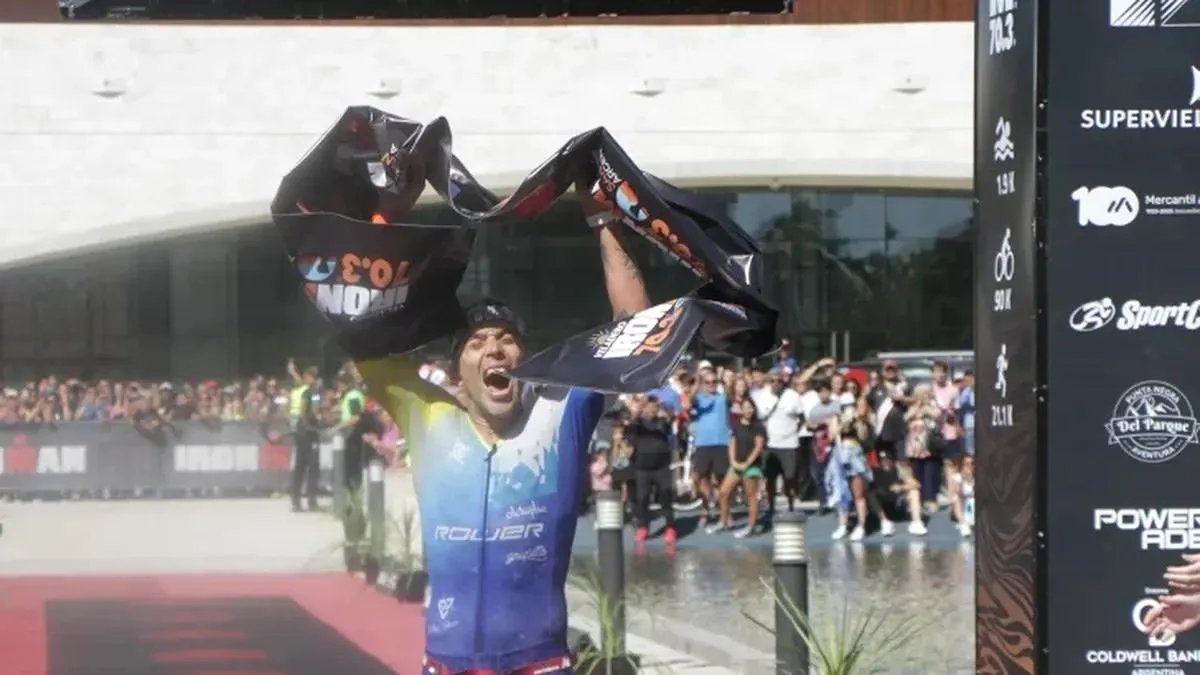 Triatleta celebra en meta del Ironman